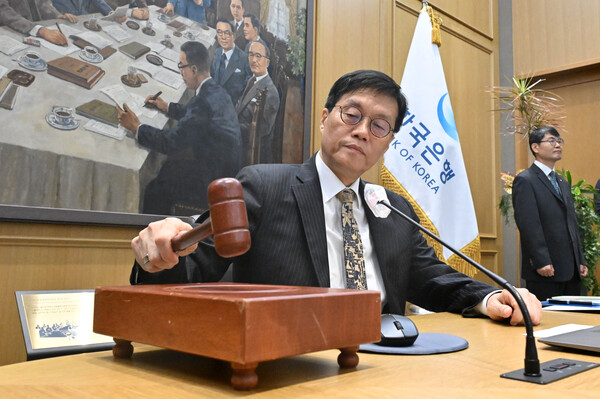 이창용 한국은행 총재가 23일 서울 중구 한국은행 본관에서 열린 금융통화위원회 본회의에서 의사봉을 두드리고 있다. 2025.10.23. 연합뉴스