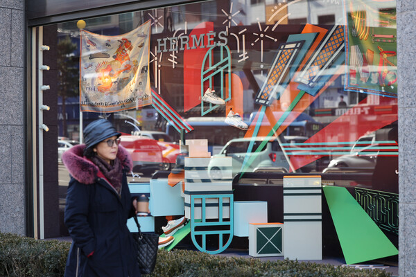서울의 한 백화점 명품 매장 진열대. 2025.1.2. 연합뉴스