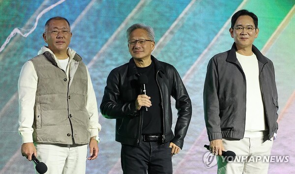 젠슨 황 엔비디아 최고경영자와 이재용 삼성전자 회장, 정의선 현대차그룹 회장이 30일 서울 코엑스에서 열린 엔비디아의 그래픽카드(GPU) '지포스' 출시 25주년 행사에서 단상에 올라 인사를 하고 있다. 2025.10.30 연합뉴스