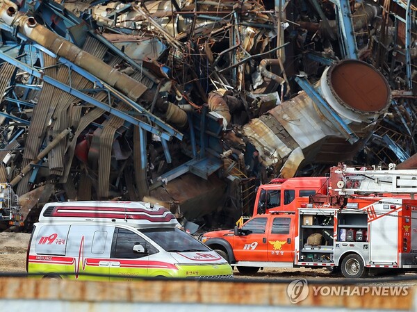 붕괴 사고를 일으킨 울산 남구 울산화력발전소 보일러타워 부근에 12일 오전 구급차가 오가고 있다. 이번 사고 매몰자 7명 중 사망자는 5명이며 나머지 2명은 여전히 매몰 상태다. 2025.11.12 연합뉴스