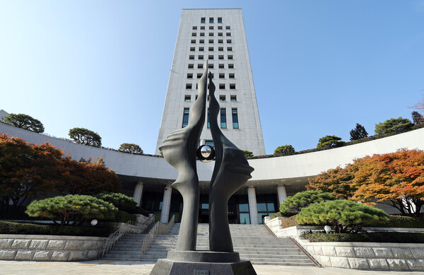 서울 서초구 대검찰청에 설치된 조형물 '서 있는 눈'의 모습. 2025.11.11. 연합뉴스