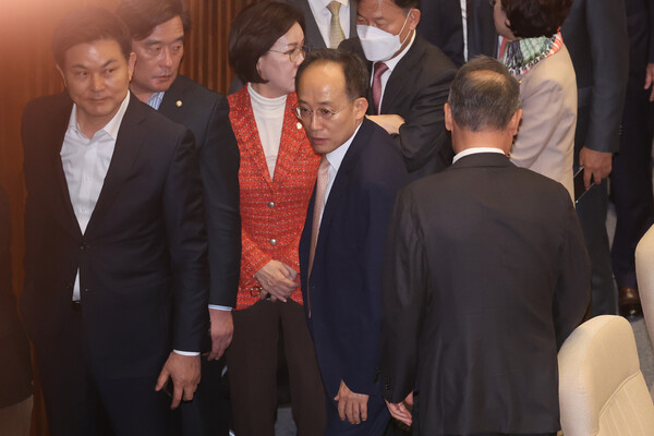 내란 중요임무 종사 혐의로 구속 영장이 청구된 국민의힘 추경호 의원이 13일 자신의 체포동의안 보고가 예정된 국회 본회의에 출석해 원자력안전위원회 위원 추천안 표결을 위해 이동하고 있다. 2025.11.13. 연합뉴스