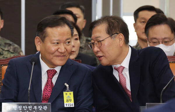 22일 서울 여의도 국회에서 열린 '윤석열 정부의 비상계엄 선포를 통한 내란 혐의 진상규명 국정조사 특별위원회' 1차 청문회에서 이상민 전 행정안전부 장관(왼쪽)과 박성재 법무부 장관이 대화하고 있다. 2025.1.22. 연합뉴스