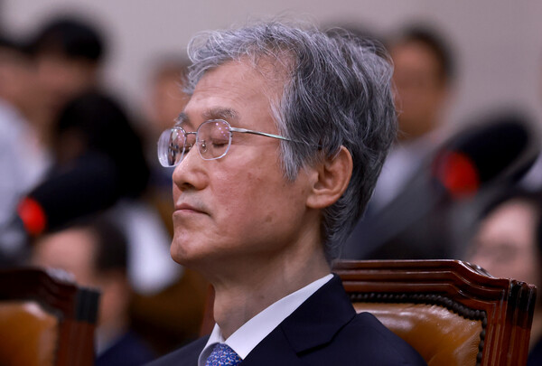 조희대 대법원장이 13일 국회에서 열린 법제사법위원회 국정감사에 출석해 여야 의원들의 설전을 지켜보다 눈을 감고 있다. 2025.10.13. 연합뉴스