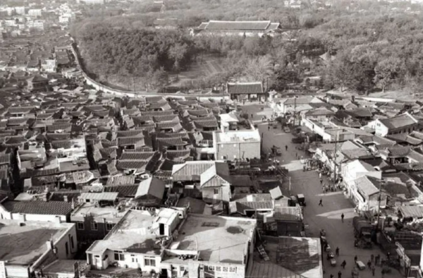 세운상가 건설공사를 시작하기 전 종묘와 창엽문 앞 광장 모습. (서울시)