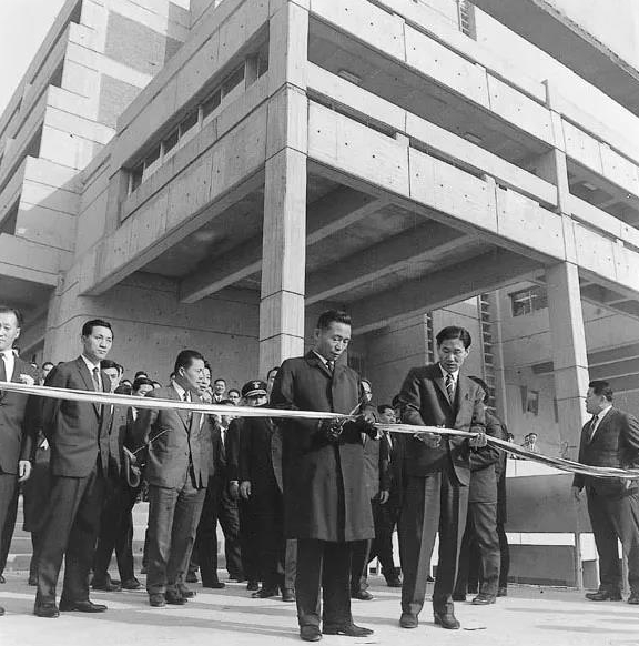 박정희 대통령(왼쪽)과 김현옥 서울시장이 1967년 11월 17일 세운상가 준공식에 참석해 테이프를 자르고 있다. (서울시기록관)