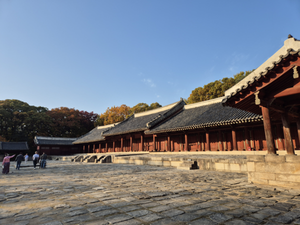 종묘 영녕전. 태조의 4대조 목조부터 의민황태자(영친왕)까지 16위가 모셔져 있다. (이희용 촬영)