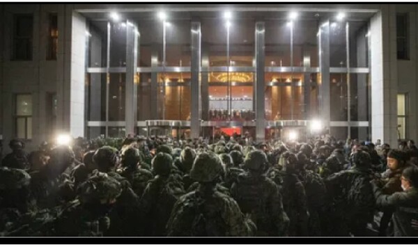 2024년 12월  3일 비상계업 선포 직후 국회로 난입하는 계엄군.    나무위키