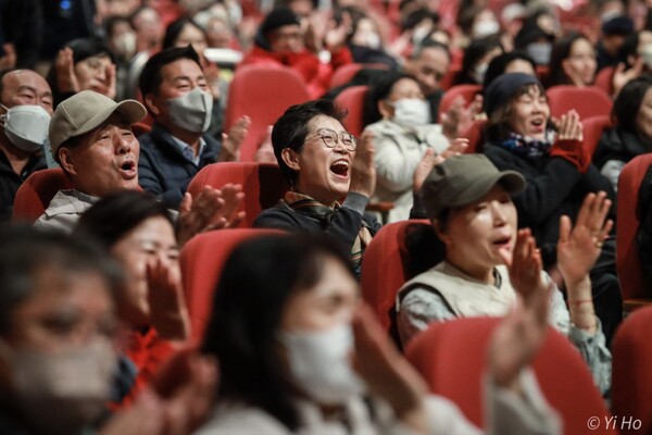 2023년 11월 10일 오후 서울 은평문화예술회관에서 열린 시민언론 민들레 창간 1주년 행사에 참석한 시민들이 박수를 보내고 있다. 사진 이호 작가