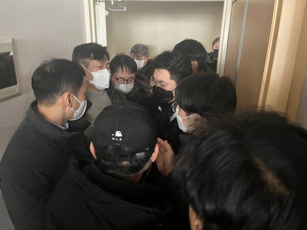 시민언론 민들레가 이태원 참사 희생자 명단을 보도하고 두 달여 뒤인 2023년 1월 26일 오전 서울경찰청 반부패·공공범죄수사대 소속 경찰들이 민들레 편집국 압수수색에 나섰다. 소식을 접한 시민들이 속속 모여 강하게 항의하며 편집국으로 들어오려 하자 경찰들이 안에서 저지하고 있다. 2023.1.26. 시민언론 민들레