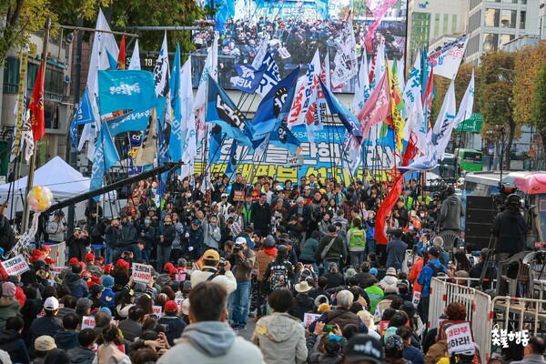 촛불승리전환행동(촛불행동, 상임대표 김민웅)은 15일 오후 3시 서울 서초역 2번 출구 인근 대법원 앞에서 165차 내란청산 국민주권 실현 전국집중촛불대행진을 열고 내란 세력의 최후 보루 조희대를 탄핵하고, 국회 추천 특별재판부의 설치를 요구했다. 2025. 11. 15 이호 작가