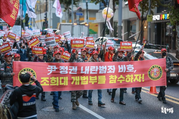 촛불승리전환행동(촛불행동, 상임대표 김민웅)은 15일 오후 3시 서울 서초역 2번 출구 인근 대법원 앞에서 165차 내란청산 국민주권 실현 전국집중촛불대행진을 열고 내란 세력의 최후 보루 조희대를 탄핵하고, 국회 추천 특별재판부의 설치를 요구했다. 2025. 11. 15 이호 작가