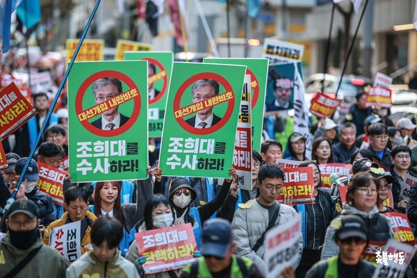 촛불승리전환행동(촛불행동, 상임대표 김민웅)은 15일 오후 3시 서울 서초역 2번 출구 인근 대법원 앞에서 제165차 내란청산 국민주권 실현 전국집중촛불대행진을 열고 내란 세력의 최후 보루 조희대 대법원장 탄핵과 국회 추원 특별재판부 설치를 요구했다. 2025. 11. 15. 이호 작가. 