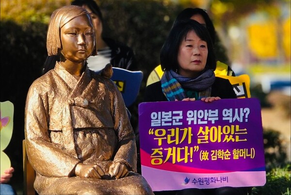 윤미향 김복동평화센터 공동대표가 지난 5일 수원시청 앞 평화의 소녀상 옆에서 수원평화나비 주최로 열린 독일 베를린 평화의 소녀상 강제 철거 규탄 기자회견에 참석하고 있다. 사진=윤미향 페이스북