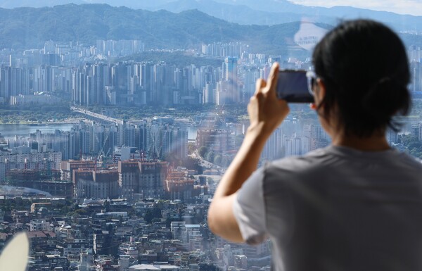 서울 등 수도권 집값이 다시 가파른 오름세를 보이는 가운데 8일 서울 남산에서 바라본 한강변 아파트 및 주택단지들. 2025.10.8. 연합뉴스
