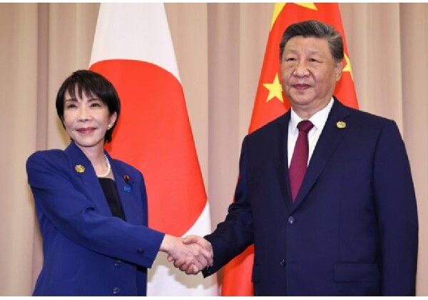 지난 10월 말 경주 APEC 정상회의 때 만난 시진핑 중국주석과 다카이치 사나에 일본총리.  아사히신문 11월 14일