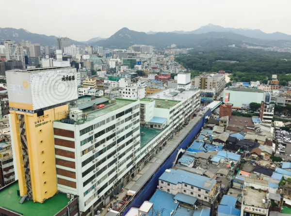 2017년 촬영한 세운상가 건물군. 오른쪽 뒤로 보이는 숲 한가운데 종묘가 보인다. 서울시 자료사진