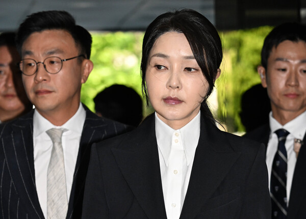 전직 대통령 윤석열의 부인 김건희 씨가 12일 구속 전 피의자 심문(영장실질심사)을 받기 위해 서울 서초구 서울중앙지법에 출석하고 있다. 민중기 특검팀은 김 여사에 대해 자본시장법 위반(도이치모터스 주가조작 개입 의혹), 정치자금법 위반(명태균 공천개입 의혹), 특정범죄 가중처벌법상 알선수재(건진법사·통일교 청탁 의혹) 혐의로 구속영장을 청구했다. 2025.8.12 [사진공동취재단] 연합뉴스