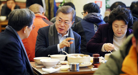 2017년 12월 중국을 국빈 방문한 문재인 대통령이 방문 이틀째인 12월 14일 숙소 다오위타이 인근의 융허센장을 깜짝 방문해 중국 서민의 아침 식사로 유명한 유타오로 조찬을 가졌다. 2017.12.14. 연합뉴스 자료사진