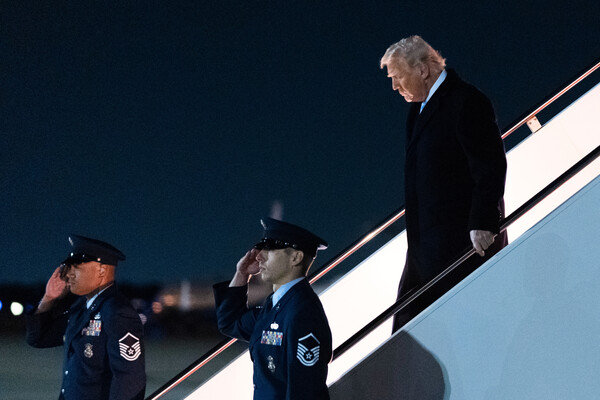 미국 플로리다주 마러라고 자택에서 주말을 보낸 도널드 트럼프 대통령이 16일 매릴랜드주 앤드류스 합동기지에 도착해 전용기에서 내리고 있다. 2025. 11. 16 [AP=연합뉴스]