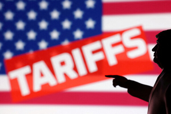 도널드 트럼프 미국 대통령이 상호관세 부과 행정명령에 서명한 4월 12일 닷새 뒤인 17일 제작된 이미지 그림. 미국 국기와 "관세"라는 단어가 그려진 미국 대통령 도널드 트럼프를 묘사했다. 2025.4.17. 로이터 연합뉴스