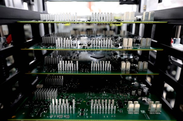 멕시코 할리스코주 틀라케파케에 위치한 차량 디스플레이 및 내비게이션 시스템 조립 공장의 대시보드 부품들. 멕시코에서 조립되는 차량에 탑재되는 이 현대적인 중국산 스크린은 Google 지도를 이용해 쉽게 내비게이션을 하거나 Spotify로 음악을 즐길 수 있게 해준다. 그러나 이 스크린들은 도널드 트럼프 미국 대통령의 관세 전쟁을 배경으로 새로운 현실에 직면하고 있다. 2025. 11. 04 [AFP=연합뉴스]