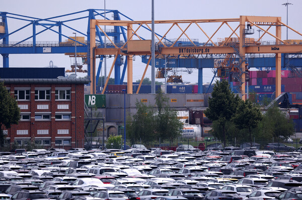 도널드 트럼프 미국 대통령이 8월 1일부터 멕시코와 유럽연합에서 수입되는 제품에 30% 관세를 부과하겠다고 위협한 뒤인 7월 14일 독일 뒤스부르크 항구의 자동차 터미널에 미국으로 갈 새 차들이 잔쯕 적체돼 있다. 2025.7.14. 로이터 연합뉴스