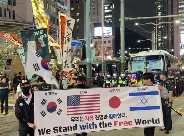한국의 '윤어게인' 극우는 노골적으로 이스라엘 국기를 내걸고 행진하고 있다 - 유튜브 화면 갈무리 
