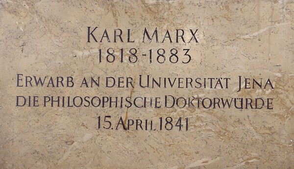 1841년 예나 대학에서 마르크스가 박사 학위를 받은 것을 기념하는 비문.(위키피디아)