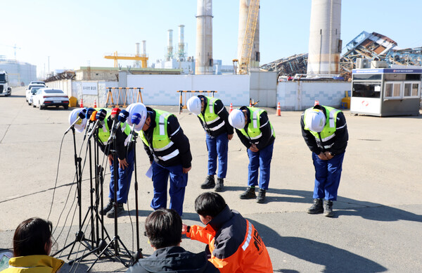 울산화력발전 보일러 타워 해체 공사를 하도급 받아 진행한 코리아카코 석철기 공동대표 등이 15일 사고 현장 앞에서 사과 입장을 밝히고 있다. 2025.11.15. 연합뉴스