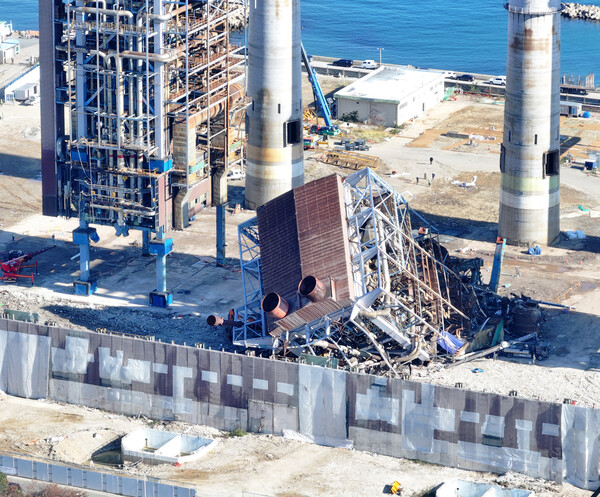 10일 오후 울산화력발전소 보일러 타워 붕괴 현장 모습. 소방 당국은 무너진 보일러 타워(5호기) 양쪽에 자리한 4호기와 6호기의 발파 사전 작업을 벌이며 인력을 투입한 수색은 중단한 상태다. 다만 드론과 구조견 등을 투입한 수색은 계속하고 있다. 2025.11.10. 연합뉴스