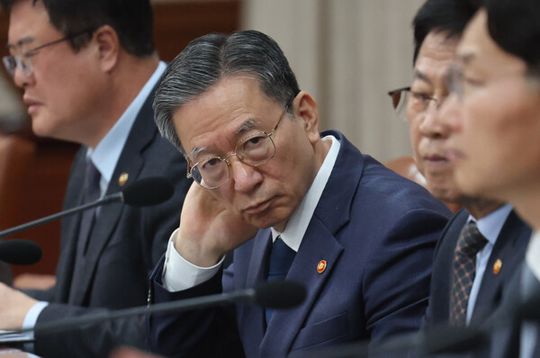 정성호 법무부 장관이 18일 정부서울청사에서 열린 국무회의에서 머리를 만지고 있다. 2025.11.18. 연합뉴스