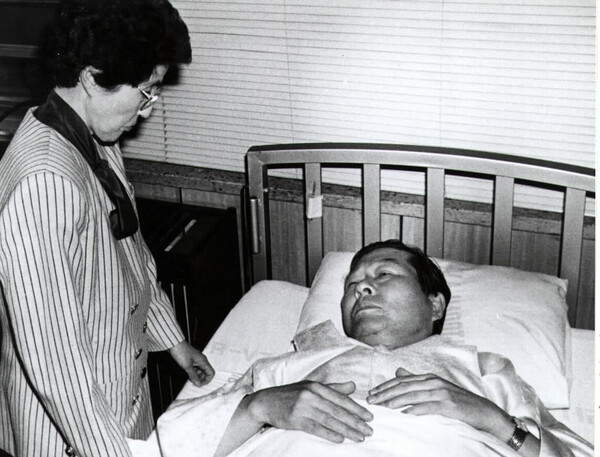 김대중 평민당 총재는 1990년 10월 8일부터 '내각제 개헌 음모 포기'와 함께 '지방자치체 실시' 등을 요구하며 무기한 단식을 벌였다. 10월 15일 단식으로 신촌 세브란스병원에 입원한 김 총재. 연합뉴스 