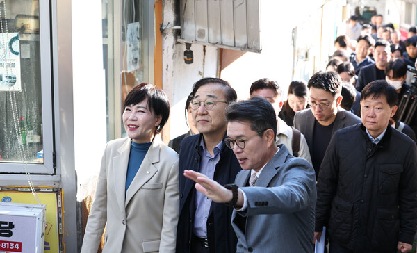 김윤덕 국토교통부 장관(가운데)이 28일 서울 성동구 성수1구역 주택재건축정비사업 현장을 방문해 정원오 성동구청장(오른쪽)의 설명을 들으며 정비사업구역을 둘러보고 있다. 왼쪽은 더불어민주당 전현희 의원. 2025.10.28 연합뉴스.