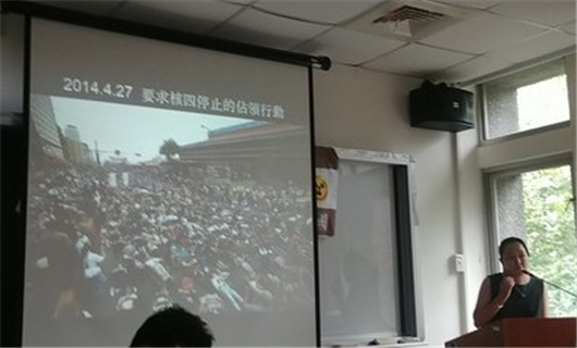 2014년의 탈원전 연좌농성 장면을 설명하는 대만의 탈핵운동가. @이원영