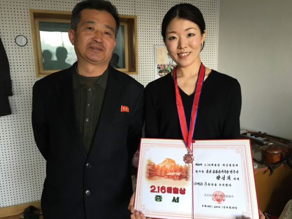 2.16예술상 수상을 기념해 조선(북) 소해금 1인자인 은사 신률과 기념 촬영을 하는 량성희 씨. 