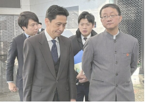 18일 중국 베이징 외교부에서 회의를 한 뒤 나오고 있는 류징송(오른쪽) 중국 외교부 아시아국장과 가나이 마사아키 일본 외무성 아시아대양주국장.   아사히신문 11월 18일