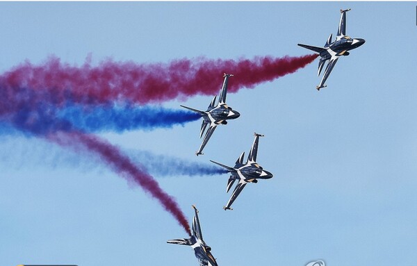 지난 10월 19일 경기도 성남시 서울공항에서 열린 '서울 국제항공우주 및 방위산업 전시회(ADEX)'에서 공군 특수비행팀 블랙이글스가 에어쇼를 선보이고 있다. 2025.10.19.연합뉴스