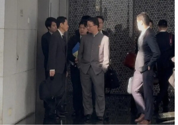 베이징 중국 외교부에서 회의를 마치고 나온 류징송(중앙) 중국 외교부 아시아국장과 가나이 마사아키 일본 외무성 아시아대양주국장. 인민복 차림에 호주머니에 양손을 찔러넣은 류징송 국장.   마이니치신문 11월 18일