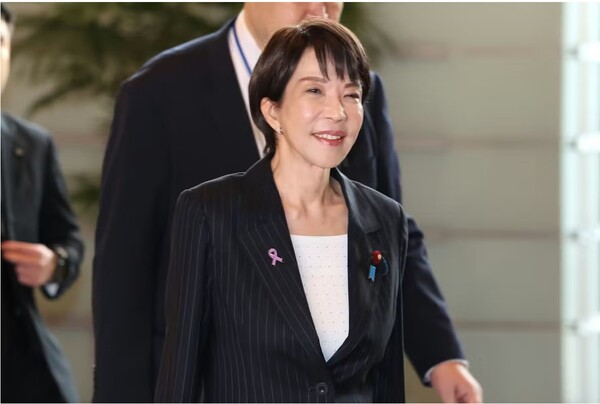 18일 도쿄의 일본총리 관저를 들어가는 다카이치 사나에 읿본총리. 중국을 격분시킨 강성발언 뒤 인기(지지율)가 더욱 올라갔다.   마이니치신문 11월 18일