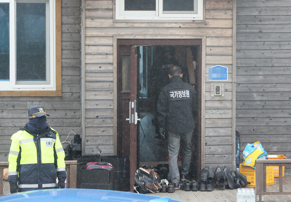 국가정보원과 경찰이 18일 오전 제주시 봉개동 제주평화쉼터에 대한 국가보안법 위반 혐의 관련 압수수색을 벌이고 있다. 2023.1.18. 연합뉴스