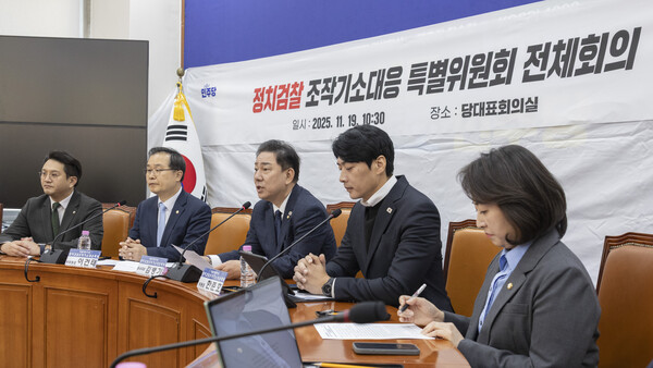 더불어민주당 김병기 원내대표가 19일 국회에서 열린 정치검찰 조작기소대응 특별위원회 활동 보고회에 참석해 발언하고 있다. 2025.11.19. 연합뉴스