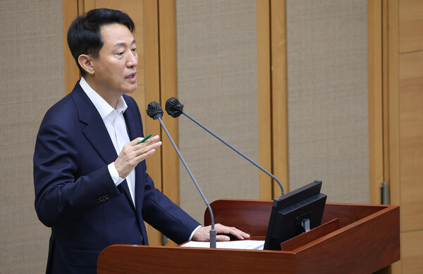 오세훈 서울시장이 20일 서울 중구 서울시의회에서 열린 제333회 정례회 제3차 본회의에서 더불어민주당 이영실 시의원의 한강버스 관련 질문에 답하고 있다. 2025.11.20. 연합뉴스