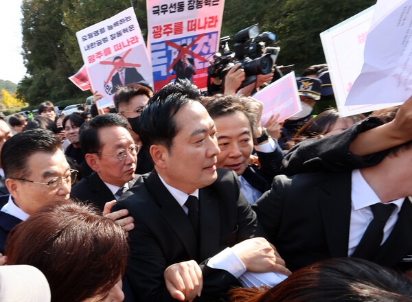 국민의힘 장동혁 대표가 6일 오후 광주 북구 국립5·18민주묘지에서 참배를 시도하고 있다. 2025.11.6 연합뉴스