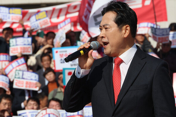 국민의힘 장동혁 대표가 12일 서울 여의도 국회 본청 앞에서 열린 "대장동 일당 7400억 국고 환수 촉구 및 검찰 항소 포기 외압 규탄대회"에서 발언하고 있다. 2025.11.12 연합뉴스