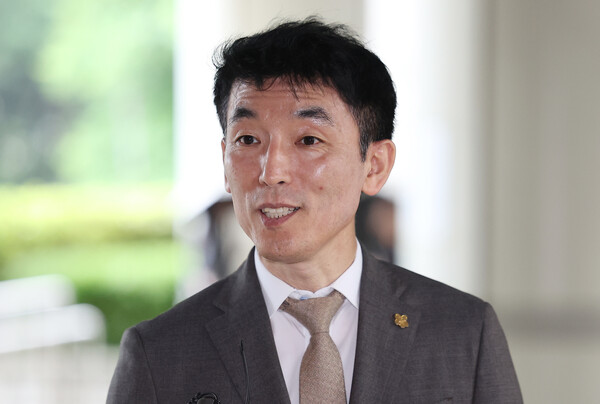 김용현 전 국방부 장관에 대한 구속영장 심문이 진행된 25일 서초구 서울중앙지방법원에서 김 전 장관의 변호인인 이하상 변호사가 취재진에게 입장을 밝히고 있다. 2025.6.25. 연합뉴스