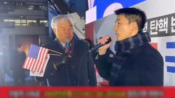 전광훈 목사와 함께 연단에 선 이하상 변호사. 유튜브 전광훈TV 화면 갈무리