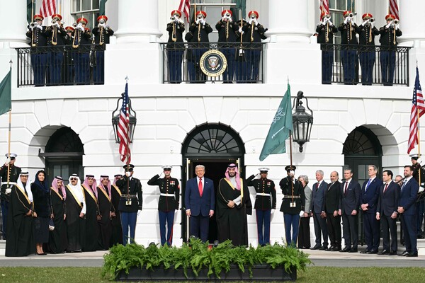 도널드 트럼프 미국 대통령이 18일 백악관 사우스론에서 공식 실무방문한 사우디아라비아의 실세 총리 무함마드 빈 살만 왕세자를 환영하고 있다. 2025. 11. 18 [AFP=연합뉴스]