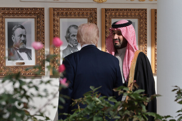 도널드 트럼프 미국 대통령과 사우디아라비아 실세 총리 무함마드 빈 살만 왕세자가 18일 백악관 건물 안을 걸으면서 대화를 나누고 있다. 2025. 11. 18. [로이터=연합뉴스}