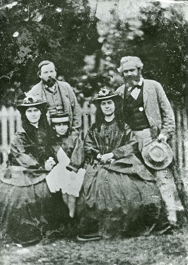 칼 마르크스(1818~1883), 프리드리히 엥겔스(1820~1895), 그리고 마르크스의 딸들: 제니 캐롤라인(1844~1883), 제니 줄리아 엘리노어(1855~1898), 그리고 제니 로라(1845~1911). 사진은 1864년경 촬영.(위키피디아)